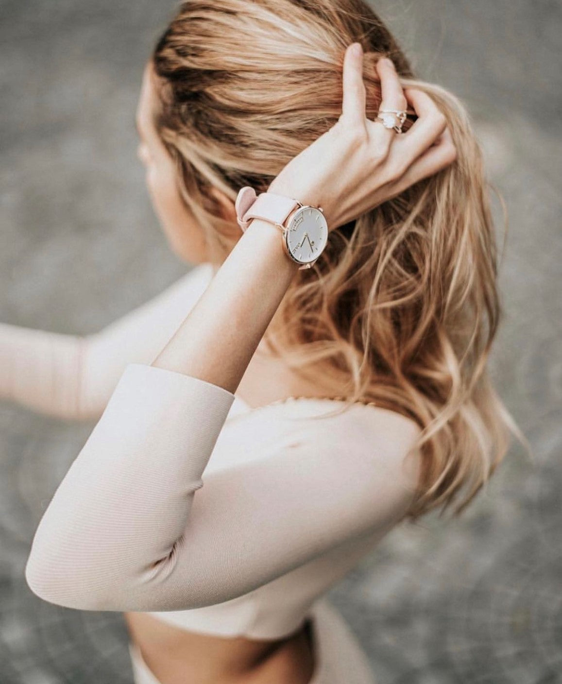 Young woman wearing an Arvo Awristacrat watch for women with a blush pink leather watch band