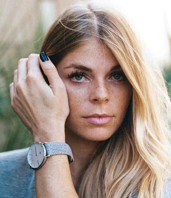 Woman wearing an Arvo Awristacrat Silver classic watches for men and women with gray felt watch band