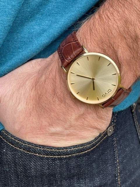 Man wearing an Arvo Leonarvo gold watch for men
