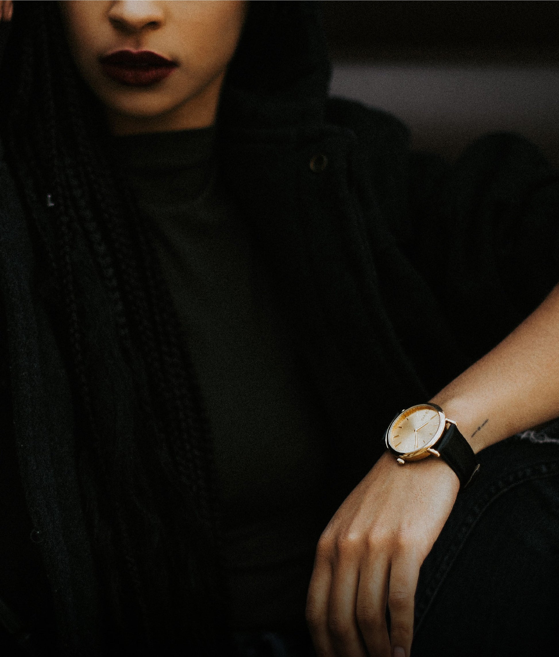 Woman dressed in black wearing an Arvo Gold Time Sawyer with a black stitched watch band