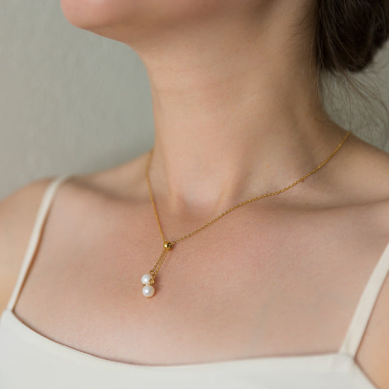 woman wearing an Arvo Pearl Drop Necklace
